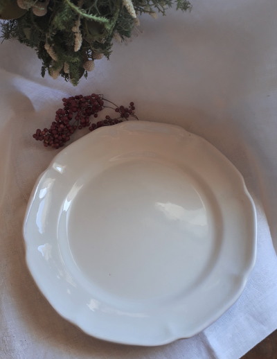 クリーミーな白い 花リムプレート　*　アンティークプレート　アンティーク食器　テーブルウエア