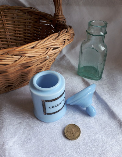 フランス ブルーのミルクガラス 小さなメディシンボトル * フランス 薬ビン　ケミストボトル