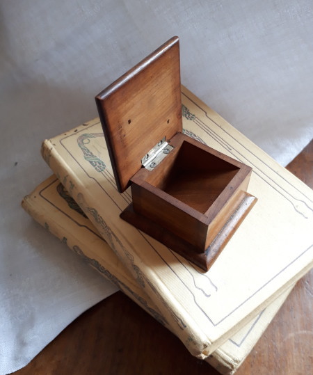 モシュリンヌ ニース スミレ柄 小さな切手入れ ボックス 　*　フランス　アンティーク オリーブ材ボックス 木箱